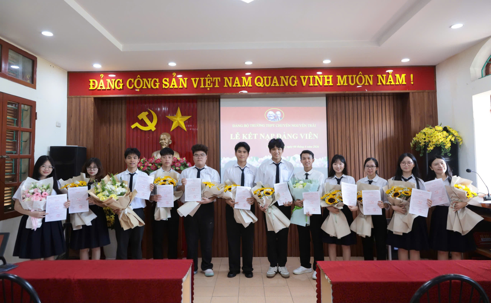 12 quần chúng ưu tú được kết nạp Đảng đợt 1 tại Chi bộ 2 và Chi bộ 4, Đảng bộ Trường THPT chuyên Nguyễn Trãi